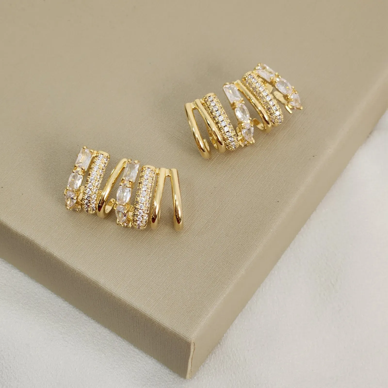 BRINCO METAL E ZIRCONIA | EARCUFF